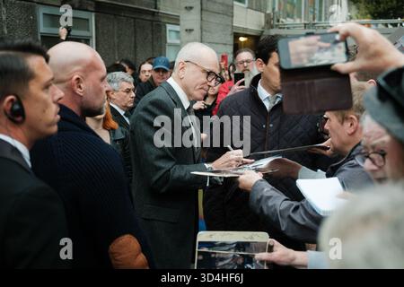 Daniel Day-Lewis accoglie i fan al BFI London Film Festival 2025 per la prima proiezione di "Anemone" Foto Stock