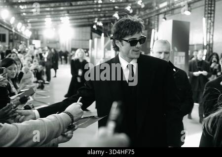 Jacob Elordi saluta i fan al BFI London Film Festival 2025 per la prima proiezione di gala di "Frankenstein" Foto Stock
