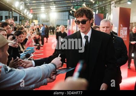Jacob Elordi saluta i fan al BFI London Film Festival 2025 per la prima proiezione di gala di "Frankenstein" Foto Stock