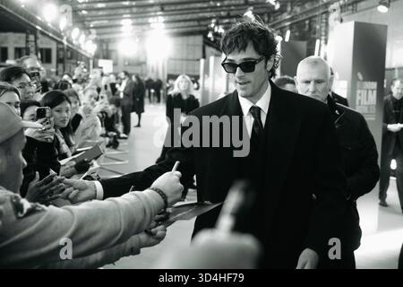Jacob Elordi saluta i fan al BFI London Film Festival 2025 per la prima proiezione di gala di "Frankenstein" Foto Stock