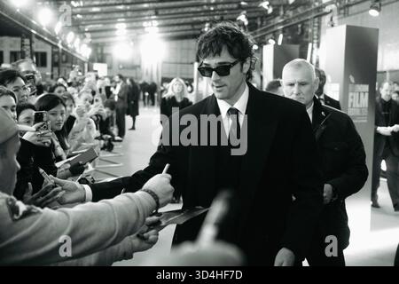 Jacob Elordi saluta i fan al BFI London Film Festival 2025 per la prima proiezione di gala di "Frankenstein" Foto Stock