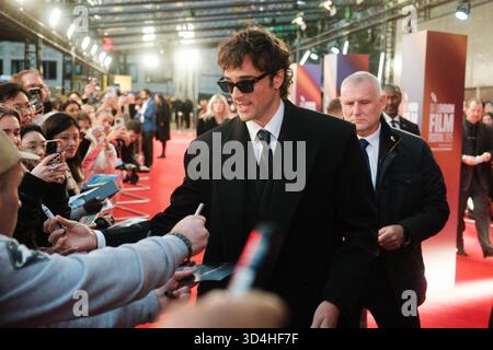 Jacob Elordi saluta i fan al BFI London Film Festival 2025 per la prima proiezione di gala di "Frankenstein" Foto Stock