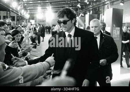Jacob Elordi saluta i fan al BFI London Film Festival 2025 per la prima proiezione di gala di "Frankenstein" Foto Stock