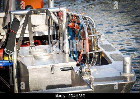 Kinrooi, Belgio. 10 novembre 2025. Una barca di protezione civile raffigurata in un'azione di ricerca della polizia e dell'unità di persone scomparse nel lago Maasplassen, lunedì 10 novembre 2025. Domenica 10 novembre, in serata, i servizi di soccorso sono stati chiamati per una barca affondata nel lago Maasplassen, a Kinrooi. Sono state trovate due persone e si sono recate in ospedale. Le ricerche per la terza persona scomparsa ricominciano questo lunedì mattina BELGA FOTO JILL DELSAUX credito: Belga News Agency/Alamy Live News Foto Stock