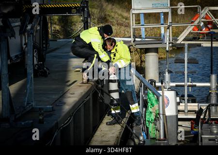 Kinrooi, Belgio. 10 novembre 2025. Un subacqueo raffigurato in un'azione di ricerca della polizia e dell'unità scomparsa nel lago Maasplassen, lunedì 10 novembre 2025. Domenica 10 novembre, in serata, i servizi di soccorso sono stati chiamati per una barca affondata nel lago Maasplassen, a Kinrooi. Sono state trovate due persone e si sono recate in ospedale. Le ricerche per la terza persona scomparsa ricominciano questo lunedì mattina BELGA FOTO JILL DELSAUX credito: Belga News Agency/Alamy Live News Foto Stock