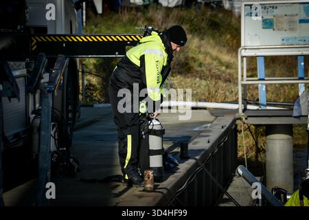 Kinrooi, Belgio. 10 novembre 2025. Un subacqueo raffigurato in un'azione di ricerca della polizia e dell'unità scomparsa nel lago Maasplassen, lunedì 10 novembre 2025. Domenica 10 novembre, in serata, i servizi di soccorso sono stati chiamati per una barca affondata nel lago Maasplassen, a Kinrooi. Sono state trovate due persone e si sono recate in ospedale. Le ricerche per la terza persona scomparsa ricominciano questo lunedì mattina BELGA FOTO JILL DELSAUX credito: Belga News Agency/Alamy Live News Foto Stock