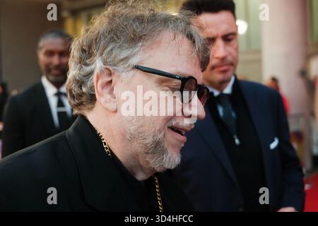 Guillermo del Toro accoglie i fan al BFI London Film Festival 2025 prima proiezione di gala di "Frankenstein" Foto Stock
