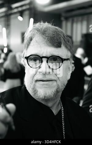 Guillermo del Toro accoglie i fan al BFI London Film Festival 2025 prima proiezione di gala di "Frankenstein" Foto Stock