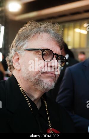 Guillermo del Toro accoglie i fan al BFI London Film Festival 2025 prima proiezione di gala di "Frankenstein" Foto Stock