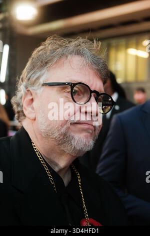 Guillermo del Toro accoglie i fan al BFI London Film Festival 2025 prima proiezione di gala di "Frankenstein" Foto Stock