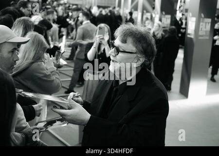 Guillermo del Toro accoglie i fan al BFI London Film Festival 2025 prima proiezione di gala di "Frankenstein" Foto Stock