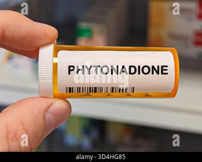 Scatola di plastica arancione di PHYTONADIONE compresse su un tavolo della farmacia ospedaliera usato per trattare la carenza di vitamina K un integratore vitaminico. Magazzino DELLA FARMACIA Foto Stock