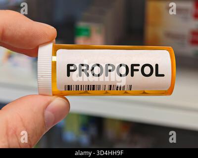 Scatola di plastica arancione di compresse di PROPOFOL su un tavolo della farmacia ospedaliera utilizzato per l'anestesia generale un anestetico endovenoso. Magazzino DELLA FARMACIA Foto Stock