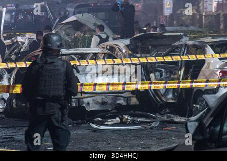 Nuova Delhi, India. 10 novembre 2025. L'agenzia investigativa nazionale NIA, il dipartimento forense e il team di Delhi indagano sul luogo in cui un'esplosione o un'esplosione di un'auto era avvenuta vicino al monumento al forte Rosso, nel vecchio quartiere di nuova Delhi. Otto morti sono state confermate nell'esplosione, la cui causa non è ancora stata accertata, mentre altri 12 sono stati feriti. (Credit Image: © Kabir Jhangiani/ZUMA Press Wire) SOLO PER USO EDITORIALE! Non per USO commerciale! Foto Stock