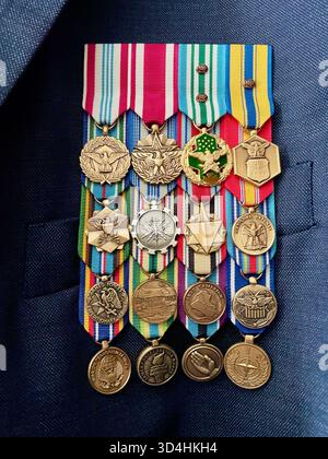 Primo piano di medaglie e nastri di un veterano dell'aeronautica degli Stati Uniti appesi a un cappotto esposto il Veterans Day. Foto Stock