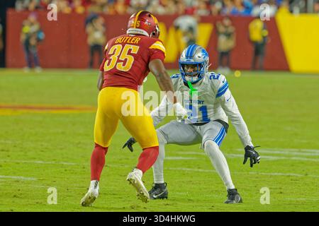 Il cornerback dei Detroit Lions Amik Robertson (21) copre i Washington Commanders Safety Percy Butler (35) durante la gara di stagione regolare al Northwest Stadium di Landover Maryland il 9 novembre 2025. I Detroit Lions sconfissero i Washington Commanders 44-22 (Jeff Scudder / Image of Sport) Foto Stock