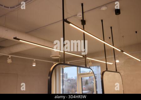 La disposizione dell'illuminazione enfatizza gli impianti e le caratteristiche architettoniche, le regolazioni tecniche migliorano la presentazione del prodotto attraverso l'illuminazione a strati e. Foto Stock