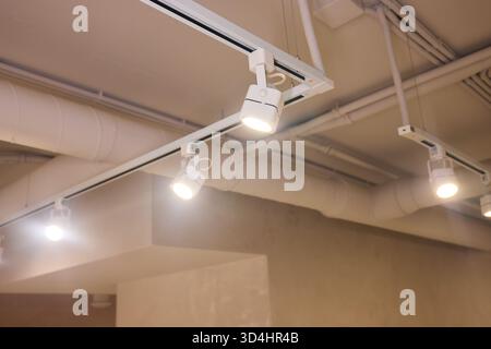 La disposizione dell'illuminazione enfatizza gli impianti e le caratteristiche architettoniche, le regolazioni tecniche migliorano la presentazione del prodotto attraverso l'illuminazione a strati e. Foto Stock