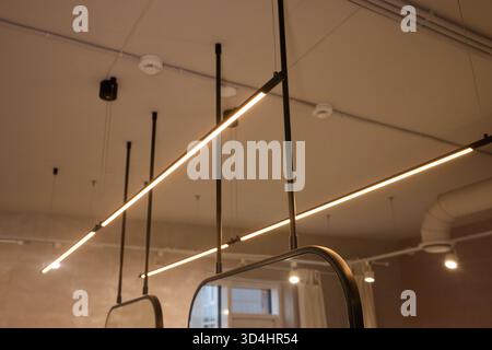 La disposizione dell'illuminazione enfatizza gli impianti e le caratteristiche architettoniche, le regolazioni tecniche migliorano la presentazione del prodotto attraverso l'illuminazione a strati e. Foto Stock