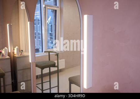 La disposizione dell'illuminazione enfatizza gli impianti e le caratteristiche architettoniche, le regolazioni tecniche migliorano la presentazione del prodotto attraverso l'illuminazione a strati e. Foto Stock