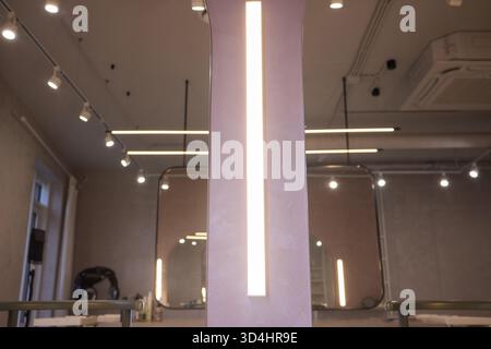 La disposizione dell'illuminazione enfatizza gli impianti e le caratteristiche architettoniche, le regolazioni tecniche migliorano la presentazione del prodotto attraverso l'illuminazione a strati e. Foto Stock