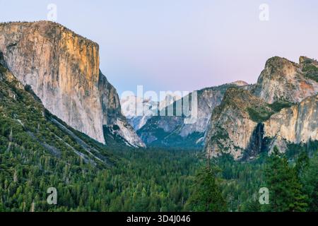 Vista del tramonto della Valle di Yosemite dal Tunnel View Overlook. Una serena vista del tramonto sulla Valle di Yosemite, con El Capitan, Half Dome e fores Foto Stock