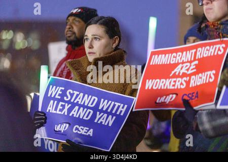 Syracuse, New York, Stati Uniti. 10 novembre 2025. Un raduno si è tenuto di fronte all'edificio federale nel centro di Syracuse, New York, con l'appoggio di ALEX GONZALEZ e YAN VAZQUEZ. La coppia è stata arrestata da ICE il 29 ottobre durante un'udienza sull'immigrazione programmata. (Credit Image: © Alex Hamer/ZUMA Press Wire) SOLO PER USO EDITORIALE! Non per USO commerciale! Crediti: ZUMA Press, Inc./Alamy Live News Foto Stock
