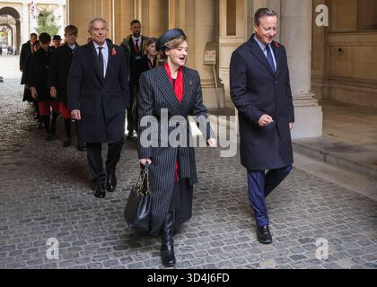 Londra, Regno Unito. 9 novembre 2025. Sir Tony Blair, ex primo ministro laburista e moglie Lady Cherie Blair con l'ex primo ministro David Cameron di fronte, ha visto camminare per Downing Street durante la cerimonia della domenica della memoria a Whitehall a Westminster. Foto Stock