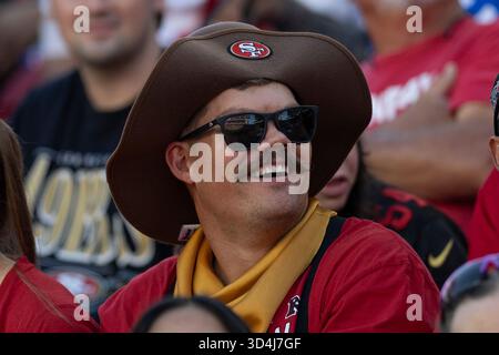 9 novembre 2025; Santa Clara, California, Stati Uniti; i fan dei San Francisco 49ers sorridono prima dell'inizio del primo quarto contro i Los Angeles Rams al Levi's Stadium. Credito obbligatorio: Stan Szeto - immagine dello sport Foto Stock
