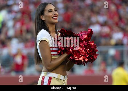 9 novembre 2025; Santa Clara, California, Stati Uniti; la cheerleader dei San Francisco 49ers Goldrush sorride durante il quarto periodo contro i Los Angeles Rams al Levi's Stadium. Credito obbligatorio: Stan Szeto - immagine dello sport Foto Stock