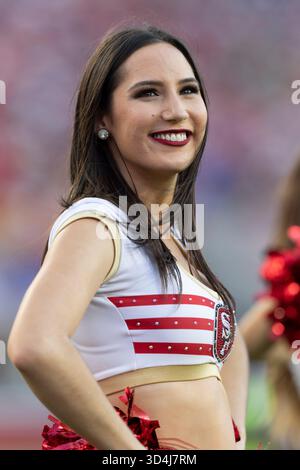 9 novembre 2025; Santa Clara, California, Stati Uniti; la cheerleader dei San Francisco 49ers Goldrush sorride durante il quarto periodo contro i Los Angeles Rams al Levi's Stadium. Credito obbligatorio: Stan Szeto - immagine dello sport Foto Stock
