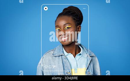 La giovane donna sorridente posa sullo sfondo Bright Blue con la giacca casual in denim Foto Stock
