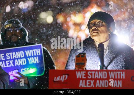 Syracuse, New York, Stati Uniti. 10 novembre 2025. Syracuse, sindaco di New York SHARON OWENS si rivolge alla folla come manifestazione di manifestanti di fronte all'edificio federale a sostegno di Gonzalez e Vazquez, una coppia arrestata da ICE il 29 ottobre durante un'udienza di immigrazione programmata. (Credit Image: © Alex Hamer/ZUMA Press Wire) SOLO PER USO EDITORIALE! Non per USO commerciale! Foto Stock