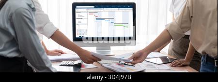 Software di pianificazione dei progetti per la gestione dei progetti aziendali sullo schermo del computer che mostra il grafico della cronologia del progetto del team Foto Stock