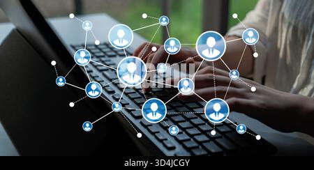 Primo piano della digitazione manuale su una tastiera, circondato da icone utente che rappresentano le connessioni, evidenziando l'importanza della comunicazione digitale in Foto Stock