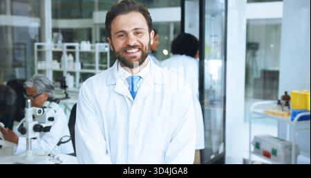 Scienza, ritratto e uomo in laboratorio con sorriso, orgoglio professionale o esperienza nell'ingegneria genetica. Medico, coworking o biotecnologo in clinica con Foto Stock