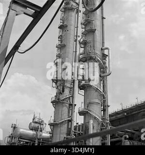 Una foto d'archivio del 15 agosto 1979 mostra la costruzione dell'impianto chimico Stirol a Horlivka, RSS Ucraina. Questa vista ad angolo basso si concentra su due colonne di distillazione massiccia (colonne frazionate) che si innalzano contro il cielo. Le alte torri sono avvolte in una complessa rete di scale a spirale, piattaforme e tubi, che mostrano l'intricata ingegneria dell'industria chimica sovietica. Questo cattura la forza industriale dei pacifici Donba prima della guerra. Foto Stock