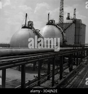 Una foto d'archivio del 15 agosto 1979 mostra il vasto complesso industriale dello stabilimento chimico Stirol a Horlivka, RSS Ucraina. Questa vista si concentra sull'enorme azienda agricola di serbatoi di stoccaggio. In primo piano, un grande gantry rialzato trasporta tubazioni spesse e isolate, essenziali per il trasporto di materiali. Sullo sfondo, due supporti sferici per gas e un grande serbatoio cilindrico si stagliano contro il cielo. Questa immagine mette in evidenza le complesse infrastrutture dell'industria chimica sovietica. Questo cattura la forza industriale dei pacifici Donba prima della guerra. Foto Stock