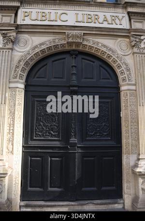 Ingresso alla biblioteca pubblica di Holborn, al municipio e alla biblioteca di Holborn, ora uffici comunali. Foto Stock