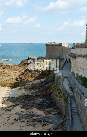 Città medievale fortificata di Saint-Malo in Bretagna, Francia Foto Stock