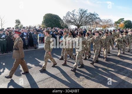 Cadetti locali dell'esercito britannico che si esibiscono davanti a dignitari dopo il servizio domenicale della memoria presso il Southend War Memorial Foto Stock