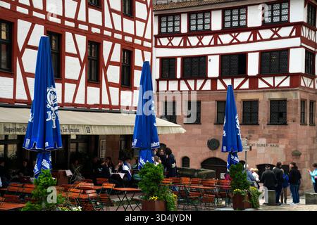 Tiergärtnertorplatz, case a graticcio nella città vecchia, il castello di Norimberga Foto Stock