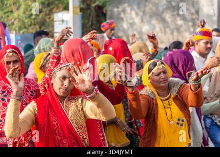 Donne indiane che ballano con le mani adornate di Henna nella festosa festa di strada. Pushkar, India, 28 gennaio 2024 Foto Stock