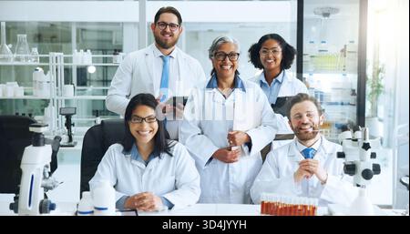 Scienza, ritratto e team in laboratorio con sorriso, orgoglio o esperienza nell'ingegneria genetica. Medico, collaboratore o biotecnico in clinica con Foto Stock