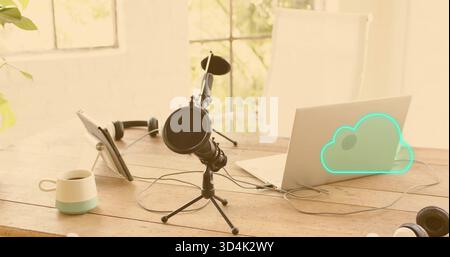 Microfono a condensatore nero su treppiede a casa, grafica su cloud per laptop e tablet Foto Stock