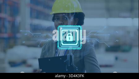 Con appunti in mano, supervisore con elmetto giallo, blazer che ispeziona il magazzino con serratura blu Foto Stock