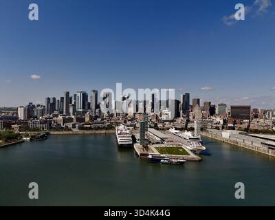 Vista aerea del Porto Vecchio, con la sua iconica torre dell'orologio e le navi da crociera, sullo sfondo dei moderni grattacieli, Montreal, Quebec, Canada. Foto Stock
