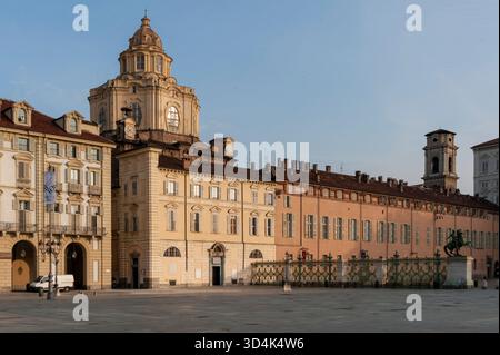 Torino, Italia - 3 agosto 2014. Fotografia a colori del centro di Torino con i suoi orologi sulla cattedrale e gli edifici di Piazza Castello. Foto Stock