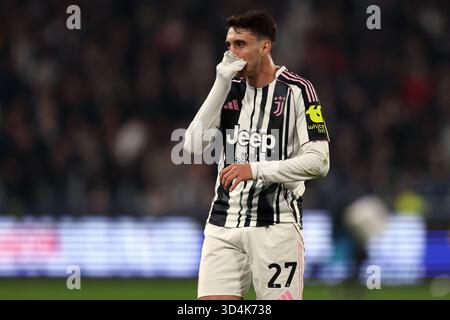 Andrea Cambiaso della Juventus FC guarda durante la partita di serie A tra Juventus FC e Torino FC all'Allianz Stadium l'8 novembre 2025 a Torino. Foto Stock