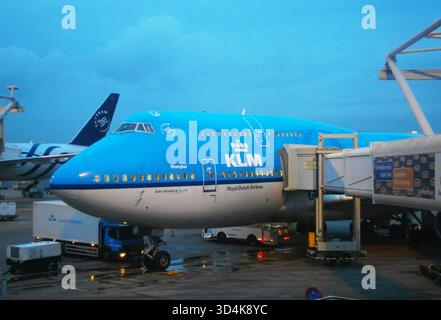 Aereo passeggeri Boeing 747 KLM in attesa presso il jet-bridge dell'aeroporto di Schiphol nella luce del giorno Foto Stock